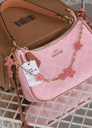 Женская сумка coach teri in signature canvas with charms розовый коуч тери с цепочкой