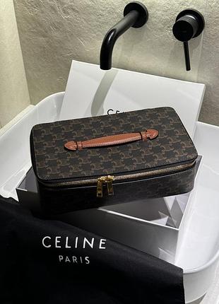 Косметичка top handle medium toiletry case in triomphe canvas and calfskin