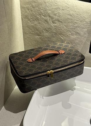 Косметичка top handle medium toiletry case in triomphe canvas and calfskin 2