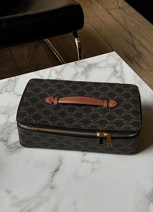 Косметичка top handle medium toiletry case in triomphe canvas and calfskin 5