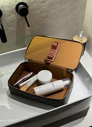 Косметичка top handle medium toiletry case in triomphe canvas and calfskin 3