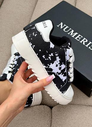 Numeris acrylic black white 2