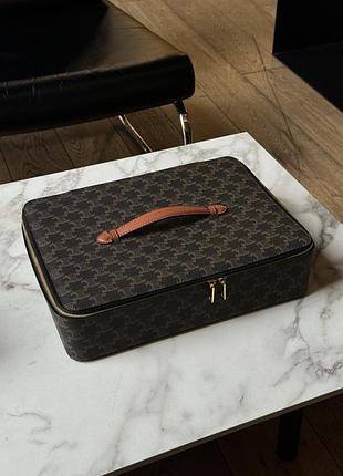 Косметичка top handle large toiletry case in triomphe canvas and calfskin