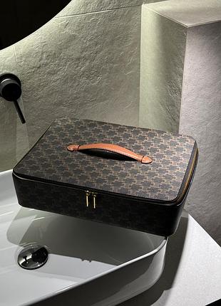 Косметичка top handle large toiletry case in triomphe canvas and calfskin 2