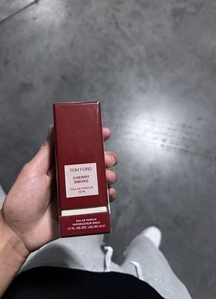 Tom ford cherry smoke - це 50 мл дерево-фруктового eau de parfum з актуальним димним акцентом