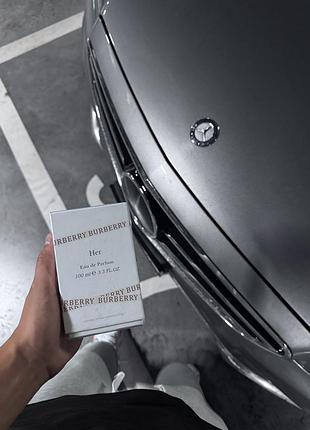 Burberry - це 100 мл парфумованої води унісекс з квітково-фруктовим гурманським характером