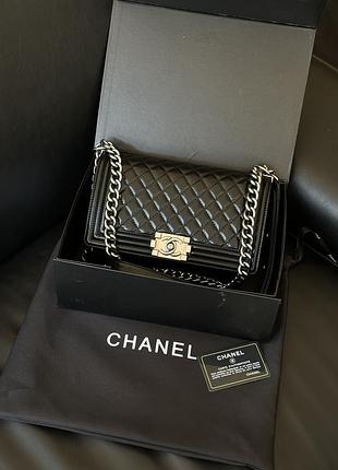 Сумка шанел medium boy black/silver caviar rhw smooth skin
