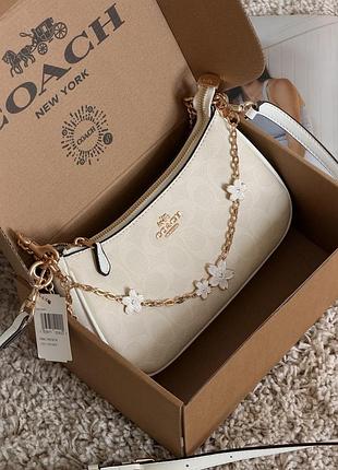 Сумка coach teri in signature canvas with charms молочный е.