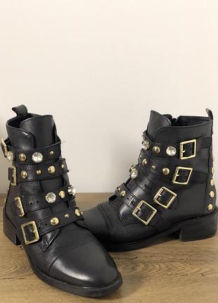 Шкіряні байкерські черевики carvela (kurt geiger) з пряжками та кристалами рок шик