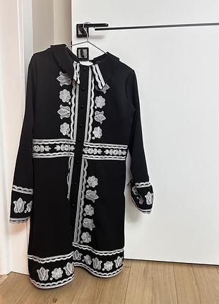 Жіноча сукня вишиванка в етно-стилі, чорна з білою вишивкою