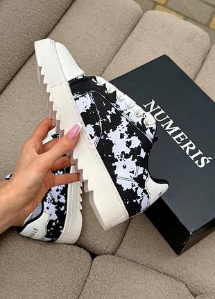 Numeris acrylic black white