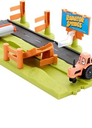 Mattel disney pixar cars набір для гри каскадерський втеча траса з 3 іграшковими автомобілями включно з зигзаком макквіном та 2