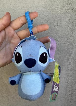 М'яку іграшку-брелок «стіч» із серії disney (виробник sambro, колекція plush snuglets)