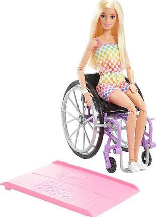 Barbie fashionistas лялька (блондинка) в райдужному комбінезоні з інвалідним візком і пандусом іграшки та подарунки для дітей