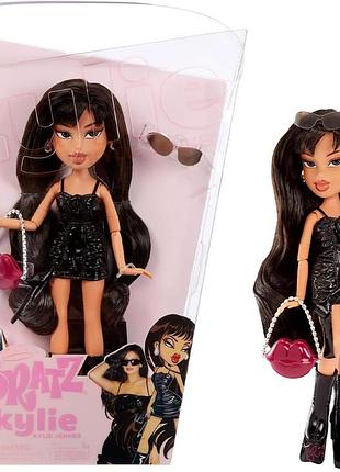 Bratz x kylie jenner lalak day fashion колекційна лялька з денним вбранням аксесуарами та плакатом 6+