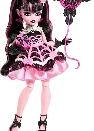 Monster high страшносолодкий день народження draculaura лялька в рожево-чорній сукні з тематичними аксесуарами jbg74