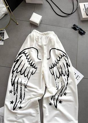 Женские спортивные штаны демисезонные с рисунком oversize молочний