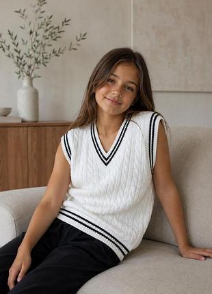 Дитяча в'язана жилетка з косами біла art knit