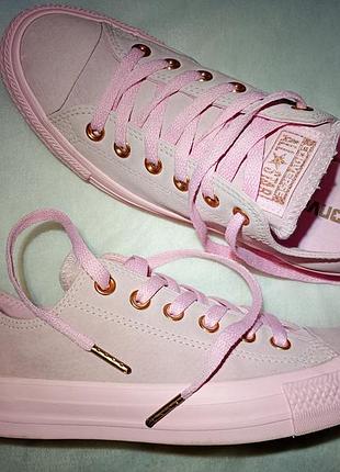 Оригинальные женские замшевые кеды converse chuck taylor all star low в нежно-розовом цвете с роскошной фурнитурой цвета разового золота (rose gold).