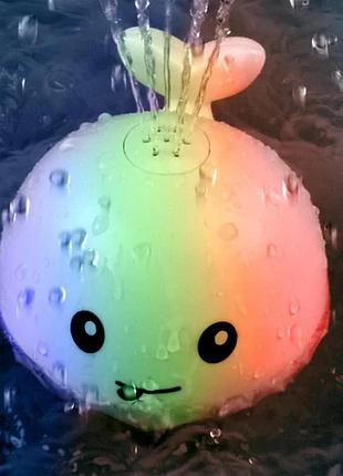 Іграшка для ванної qinye toys великий кит спрей, що світиться з фонтаном 15 см рожевий