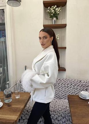 Женское короткое кашемировое пальто с меховыми манжетами