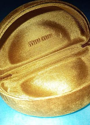 Оригінальний  жорсткий футляр для окулярів miu miu. 
колір: золотисто-оливковий / гірчичний. тип: жорсткий футляр із відкидною кришкою
