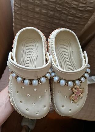 Шльопанці для дітей crocs бежеві з перлами