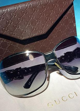 Женские солнцезащитные очки gucci gg 2813/s – элегантная винтажная модель в стиле oversize с выразительным дизайном.
страна итальялия (made in italy).