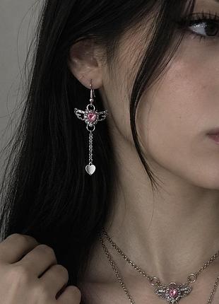 Сережки підвісні підвіски довгі серця сердечка з крилами з камінням камінцями камінчиками діамантами стразами блискучі рожеві сріблясті