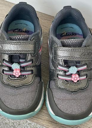 Кросівки для дівчинки clarks сірі з рожевим, розмір 22.5, устілка 13.5 см, шкіра + текстиль