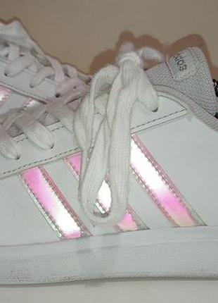 Брендовые кроссовки adidas.
