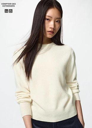 Шерстяной свитер кремового цвета коллаборации comptoir des cotonniers и uniqlo.