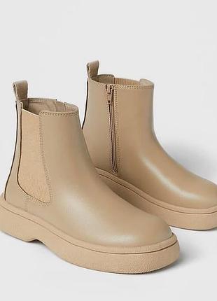 Классные бежевые ботинки с замком zara