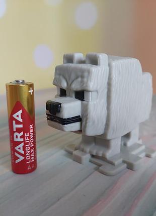Коллекционная фигурка волка денниса из серии игрушек mcdonald's happy meal