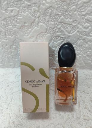 Парфюмированная вода giorgio armani sout eau de parfum intense объемом 7 мл вместе с его фирменной коробочкой.