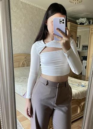 Жіночий лонгслів h&m білий вкорочений з розрізом на грудях
