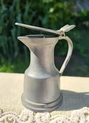 Небольшой оловянный кувшин, кувшинчик с крышкой.