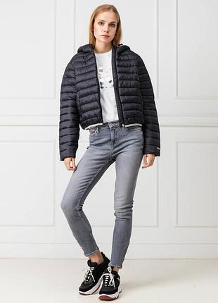 Чорна куртка з капюшоном calvin klein 3