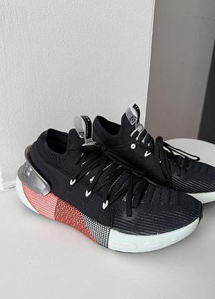 Жіночі бігові-кросівки under armour