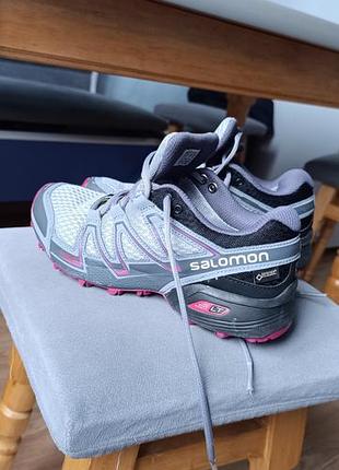 Кросівки жіночі salomon для трекінгу, сірі з рожевим, gore-tex
