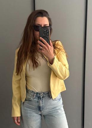 Куртка stradivarius трендового кольору