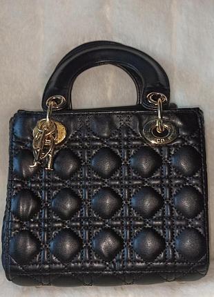 Dior чорна стьобана сумка в стилі lady dior з характерним візерунком «каннаж» та підвісками золотого кольору б/у