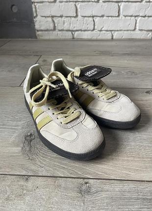 Кросівки жіночі adidas mundial team бежеві з жовтими смужками