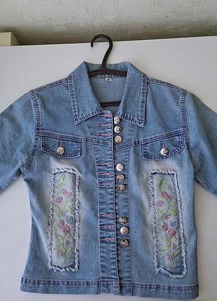 Жіноча джинсова куртка з коротким рукавом yuke jeans, колір — блакитний із рожевими акцентами, розмір m