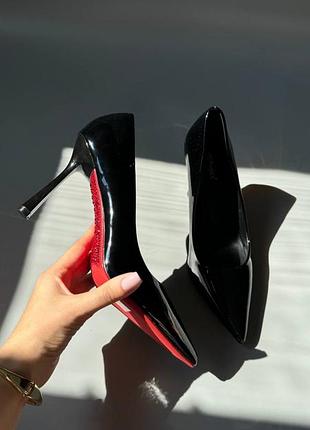 Туфли черные лаковые на красный подошве с камушками