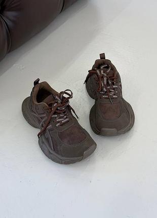 Шоколадные демисезонные утепленные очень крутые кроссовки на массивной подошве на флисе