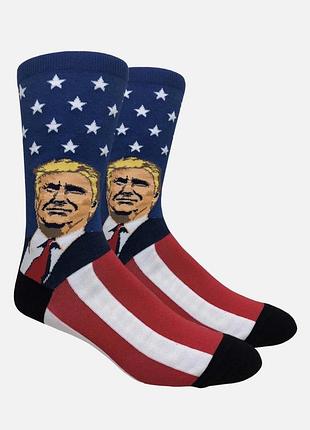 Шкарпетки з в'язаним портретом дональда трампа та червоною краваткою на тлі із зірками.