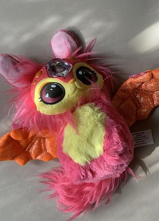 М’яка іграшка рожевого кольору  з серії magic mixies magical gem surprise від бренду moose toys, схожа на персонажа-кажана з вогненної серії