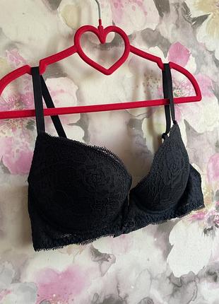Кружевний бюстгальтер чорного кольору intimissimi