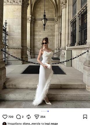Вечірня сукня жіноча ivina boutique біла максі на бретельках з пір'ям
